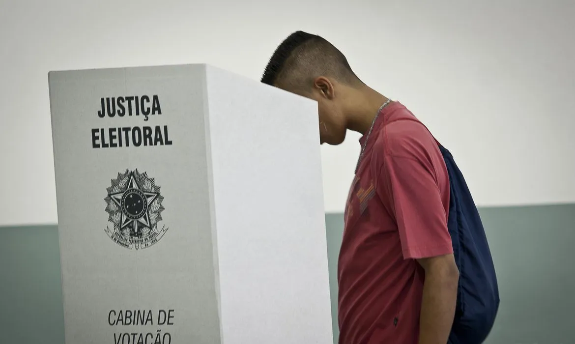 Eleitor que se recusar a entregar o celular ao mesário será impedido de votar