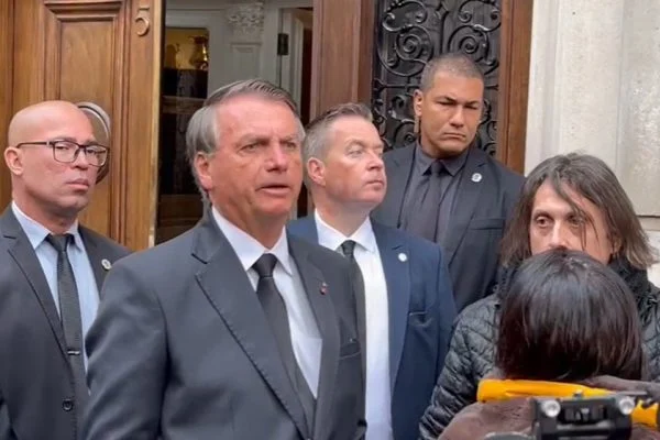 TSE proíbe Bolsonaro de usar discurso em Londres na campanha eleitoral