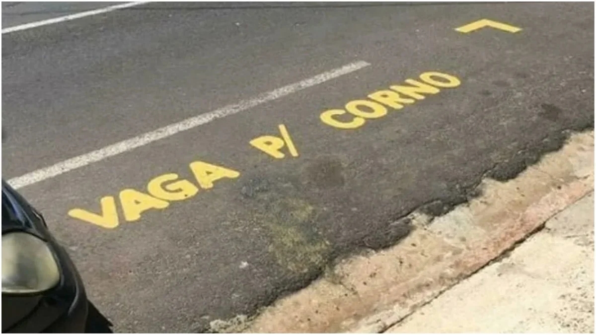 Morador é notificado após pintar aviso de ‘vaga para corno’ na frente de casa￼