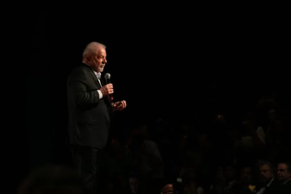 Aliados tentam se cacifar para ministérios; Lula quer segurar anúncios