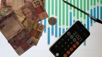 Seis de cada dez endividados vão usar o 13º para pagar dívida