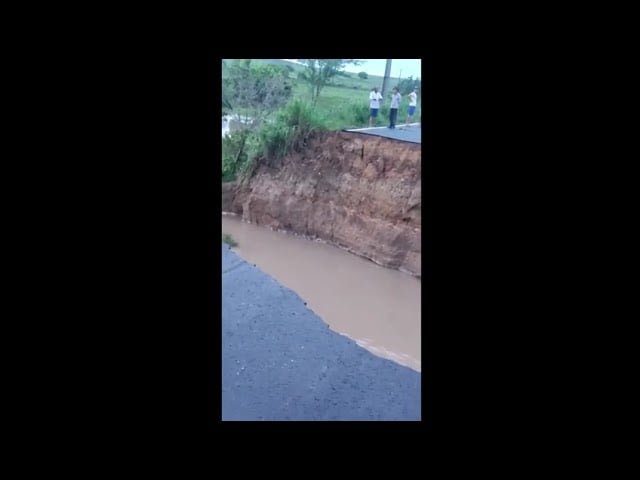 Cratera provoca vítima fatal e queda de três veículos na Rodovia SE-290; VÍDEO