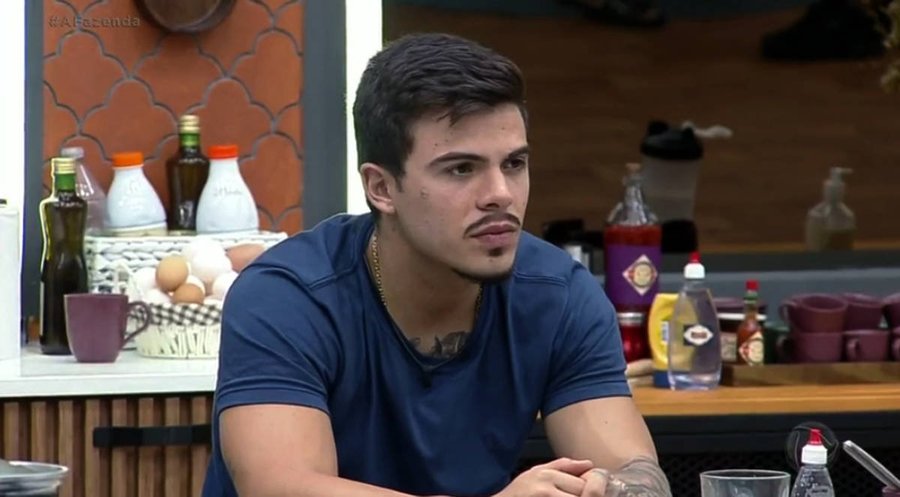 A Fazenda 14: Thomaz Costa debocha da saída de Deolane Bezerra: ‘O circo pega fogo’