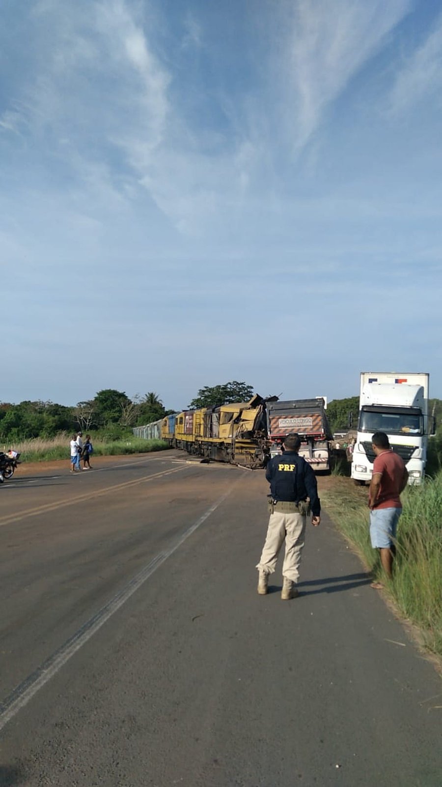 Colisão entre trem e caminhão deixa um morto na BR-343, no Piauí