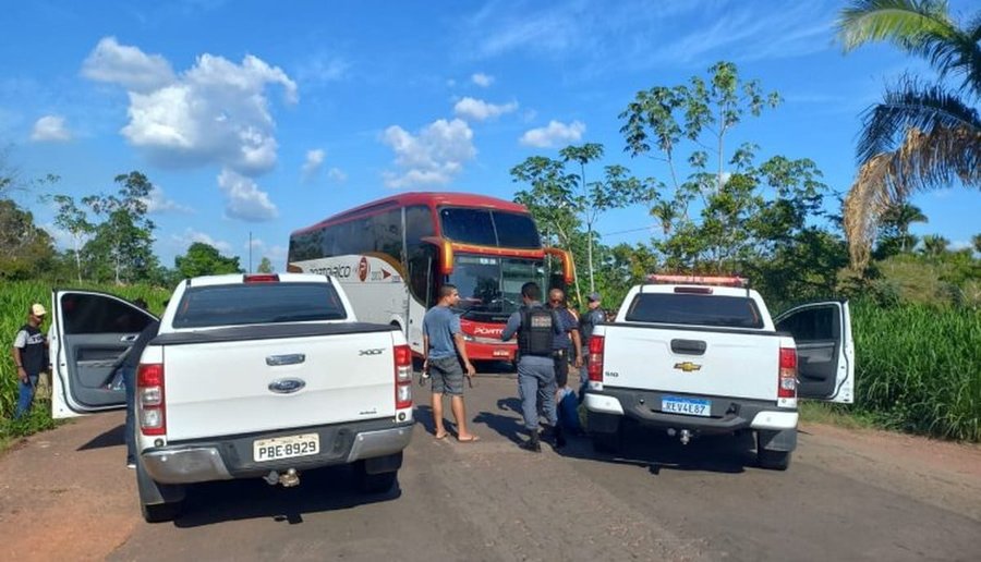 Policiais frustram assalto a ônibus e prendem dois homens na BR-222 no MA