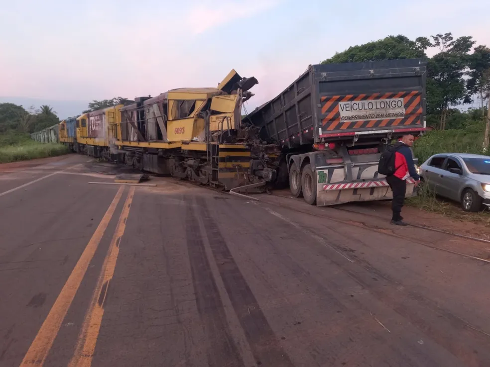 Homem morre preso às ferragens após acidente entre caminhão e trem na BR-343, em Altos