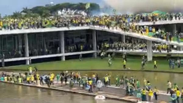 Terroristas bolsonaristas invadem e depredam Congresso, Planalto e STF