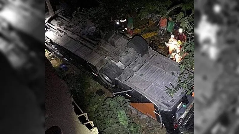 Ônibus com time de futebol cai de ponte e deixa pelo menos quatro mortos na BR-116 em MG