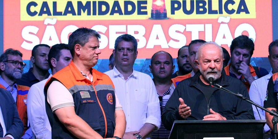 Em São Sebastião, Lula promete reconstrução de casas em áreas seguras