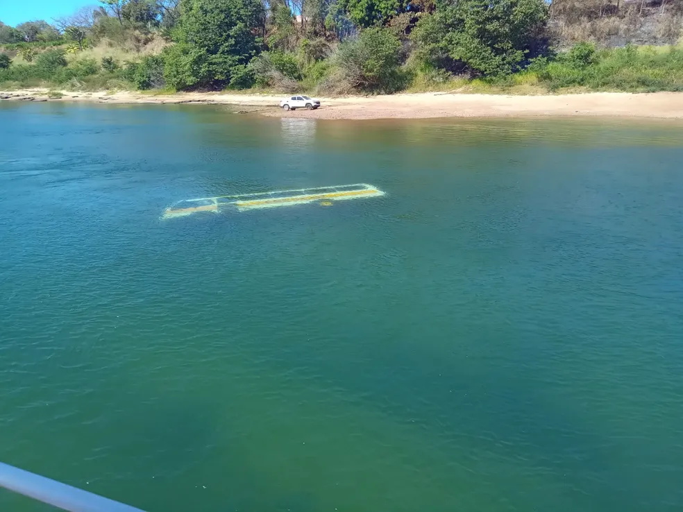 VIDEO: Micro-ônibus afunda em rio após cair de balsa no Tocantins
