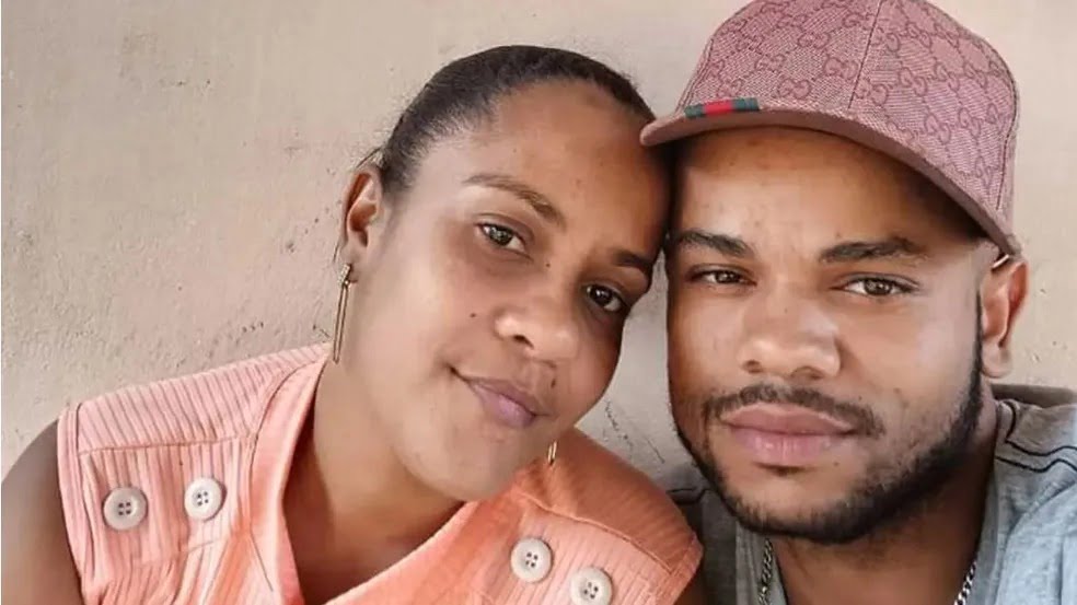 Mulher é morta pelo namorado com mais de 80 facadas na frente do filho de 8 anos em MG