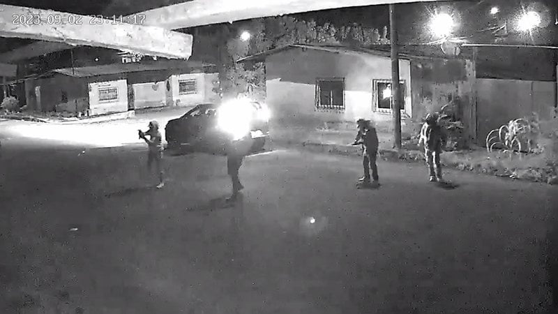 VÍDEO: Bandidos morrem após um deles esquecer de jogar granada para fora do carro durante fuga