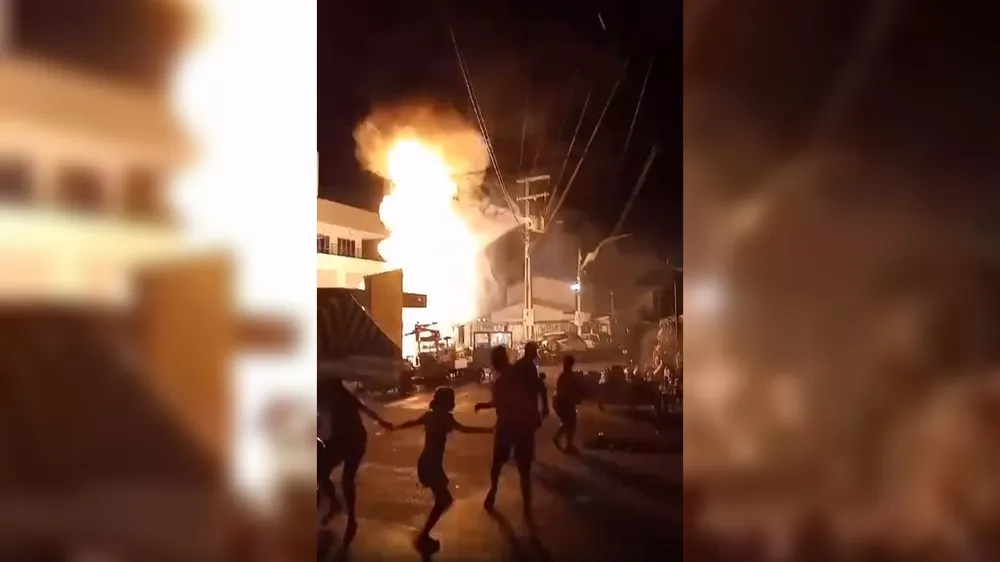 Poste explode e lança ‘jato de fogo’ em rua movimentada no Ceará