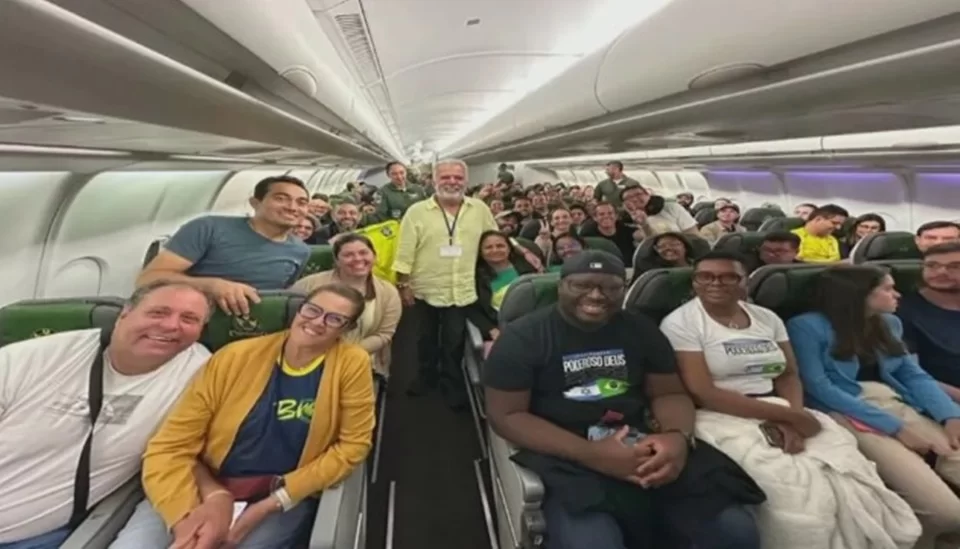 Primeiro avião da FAB decola com brasileiros repatriados de Israel