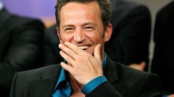 Fãs dão adeus a Mathew Perry no prédio de ‘Friends’, em Nova York – Entretenimento