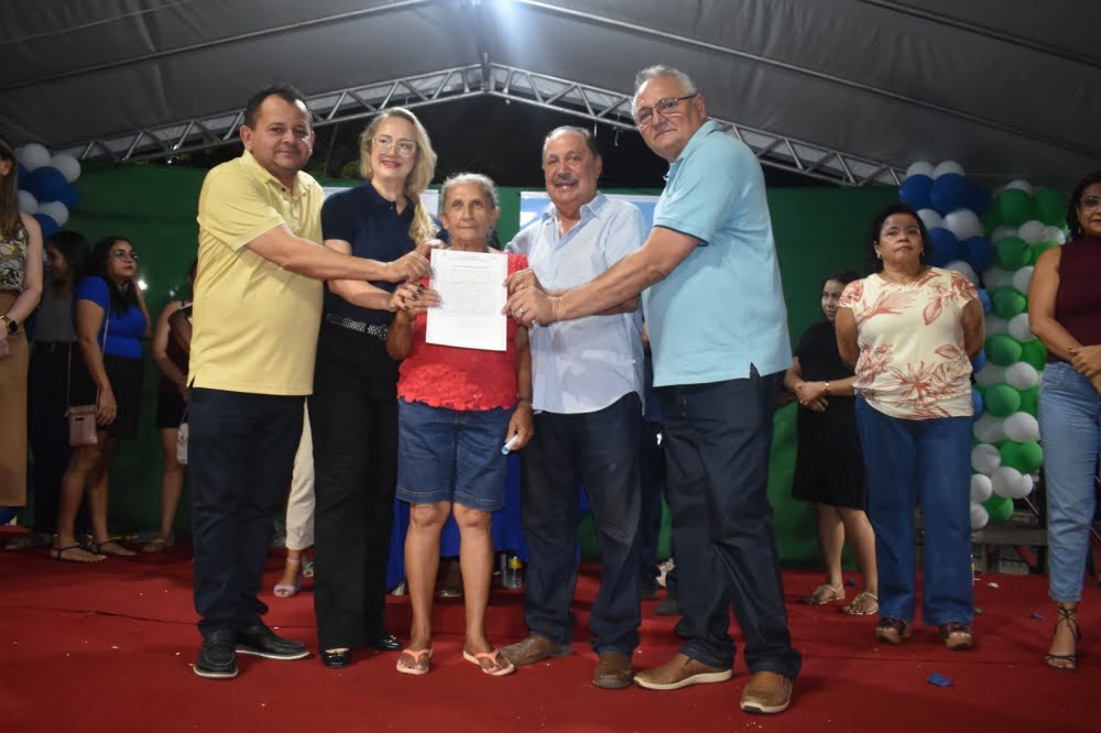 Prefeitura de Parnarama realiza a entrega 83 Títulos de Regularização Fundiária