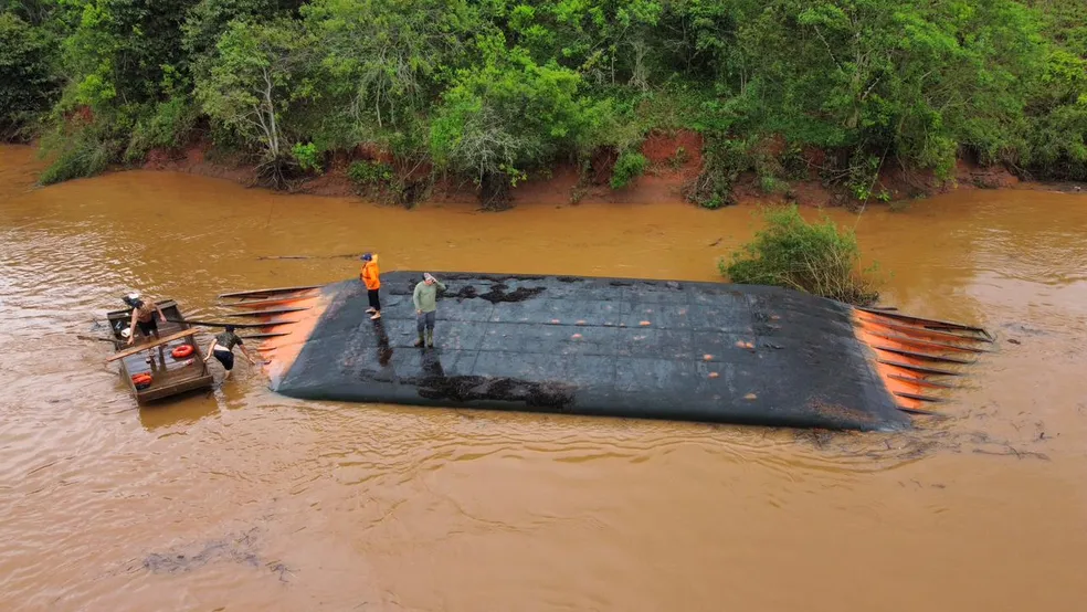Balsa vira durante travessia de rio na divisa de SC