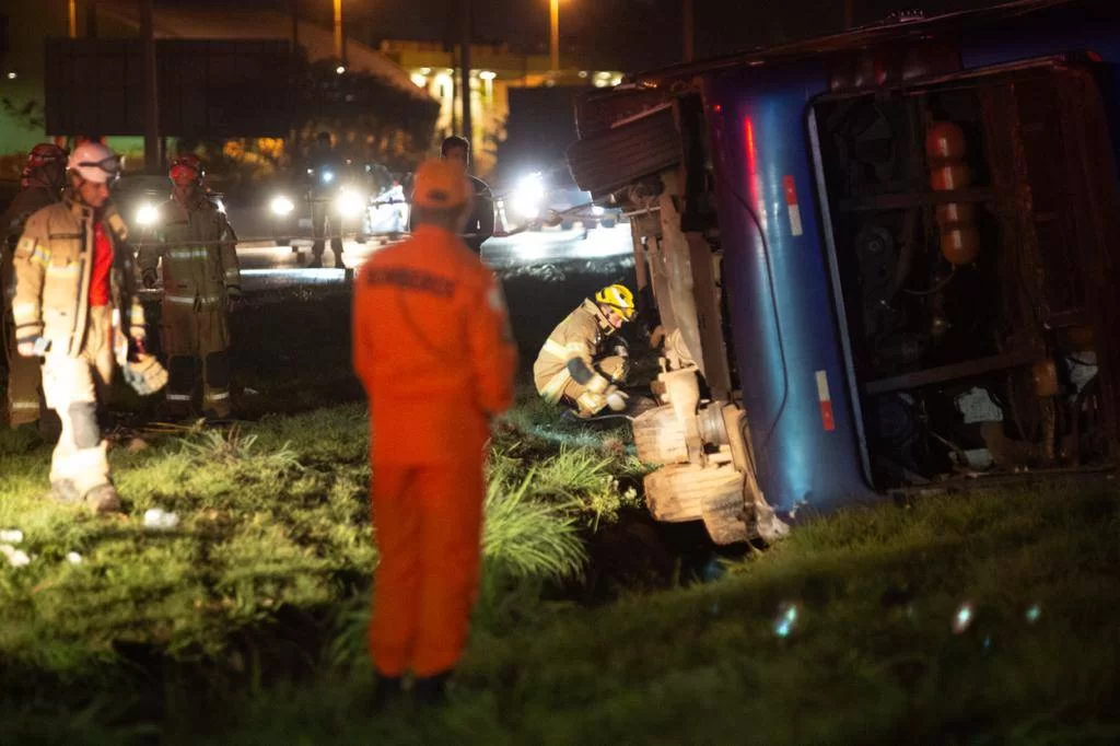 Ônibus clandestino que saiu do Maranhão tomba no DF e deixa 5 mortos; veja o video