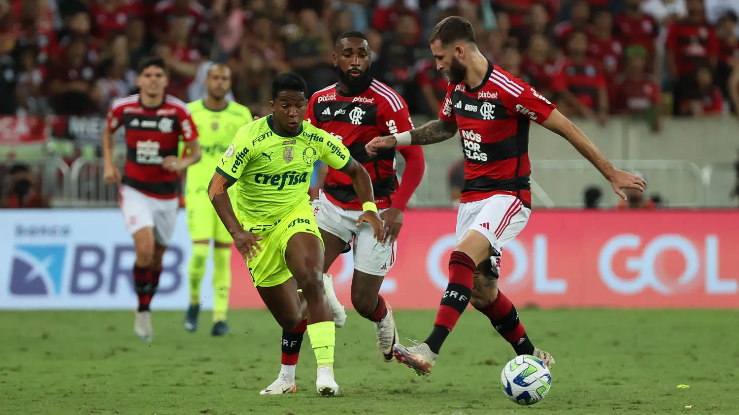 Endrick, do Palmeiras, é tietado por torcida do Flamengo no Maracanã