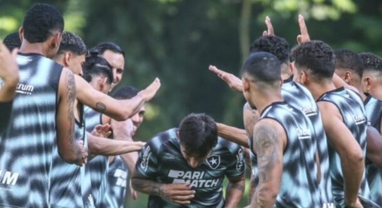 Damián Suárez recebe ‘batismo’ de companheiros do Botafogo – Esportes