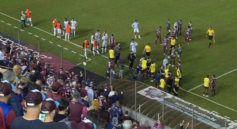 Jogo do Gauchão é paralisado por ofensas racistas; Torcedor é detido – Esportes
