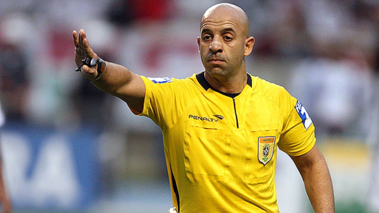 Por qual razão o VAR não interferiu no lance criminoso contra Gustavo Nunes?