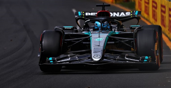 Russell ficou surpreso com Alonso: “Ele freou, acelerou, freou”