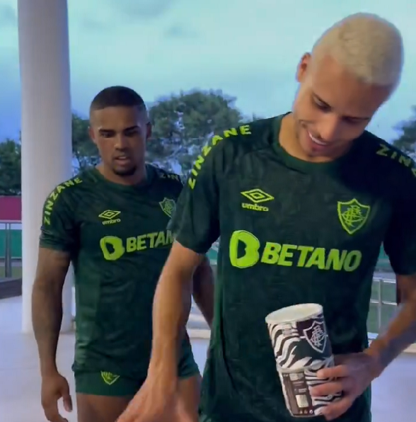 Vídeo – Elenco do Fluminense ganha presente de Páscoa após treinamento de quarta