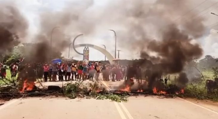 Em meio a protesto, vereadores são escoltados pela PM depois de sessão em Cândido Mendes
