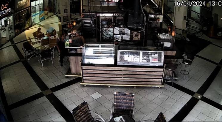 Vídeo mostra idoso em shopping antes de ser levado ao banco