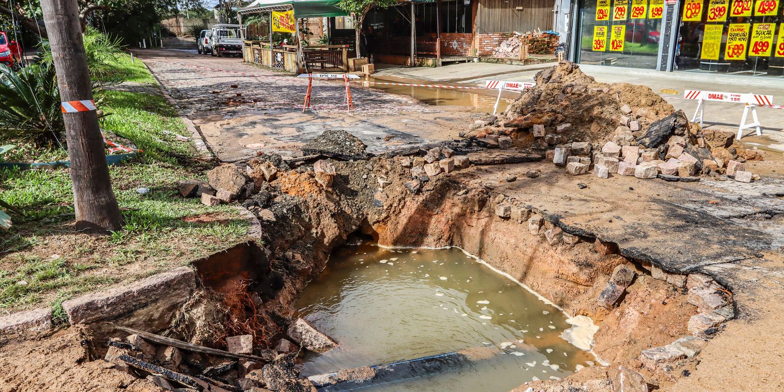 Adutora se rompe em Porto Alegre e 14 bairros ficam sem água