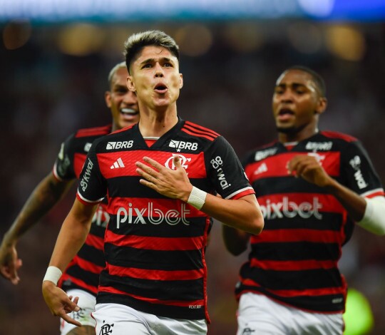 Com dois gols de Luiz Araújo, Flamengo bate o Grêmio no Maracanã
