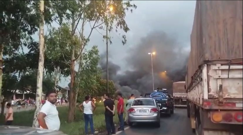 Moradores da Vila Samara bloqueiam BR-135 em protesto contra ações policiais; vídeo