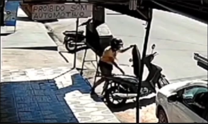 Vídeo: mulher escapa de ser atropelada por carro desgovernado