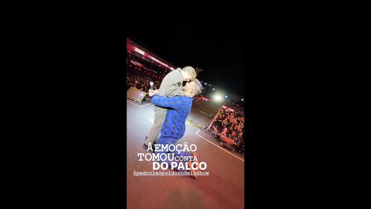 Zé Neto, da dupla com Cristiano, se ajoelha e chora muito com a mãe durante show | Pop
