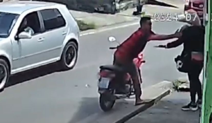 Ladrão toma moto de mulher dentro de casa para fugir após cometer homicídio; vídeo