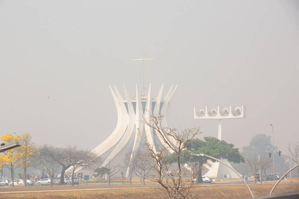 Fumaça no DF: aulas em escolas públicas serão mantidas nesta 2ª (26/8)
