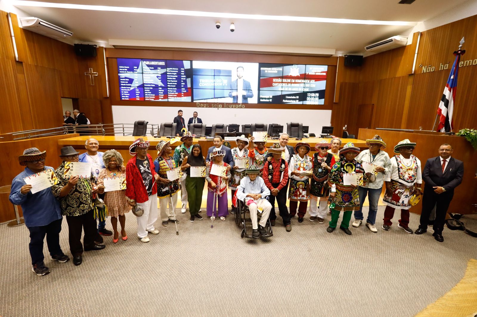 Cantadores de bumba meu boi com mais de 80 anos são homenageados em sessão solene na Assembleia
