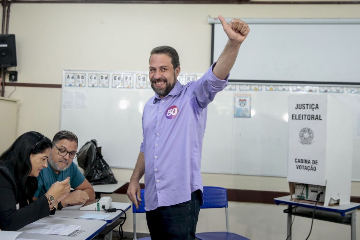 Boulos vota acompanhado de Marta, esposa e filhas