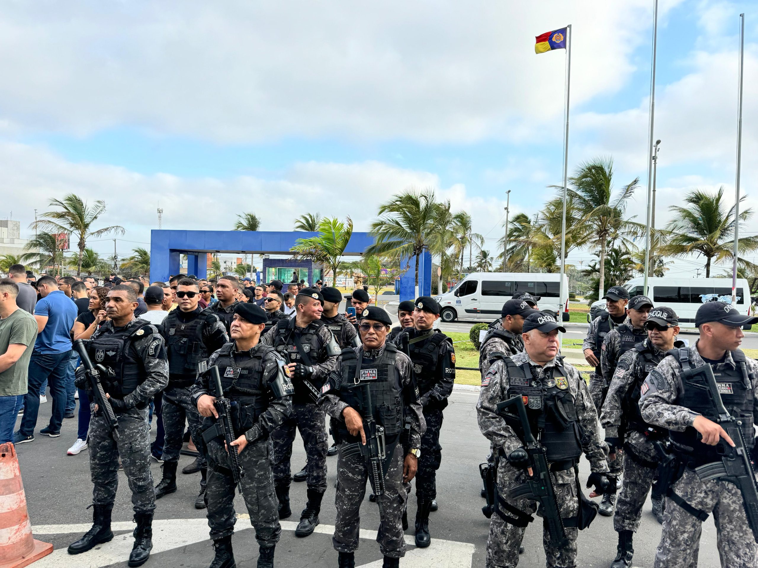 Policiais embarcam para reforçar segurança nas eleições no interior