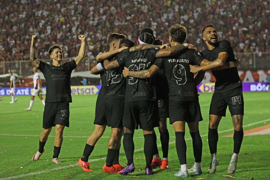 Corinthians se distancia da zona de rebaixamento e o São Paulo se aproxima do G4 do Brasileirão