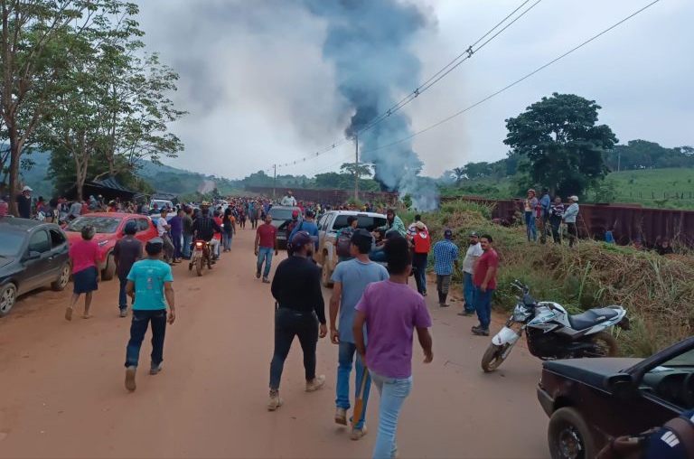 MST ocupa Estrada de Ferro Carajás a altura de Parauapebas no Pará