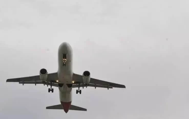 Reino Unido deporta mais de 600 brasileiros em voos classificados como “voluntários”