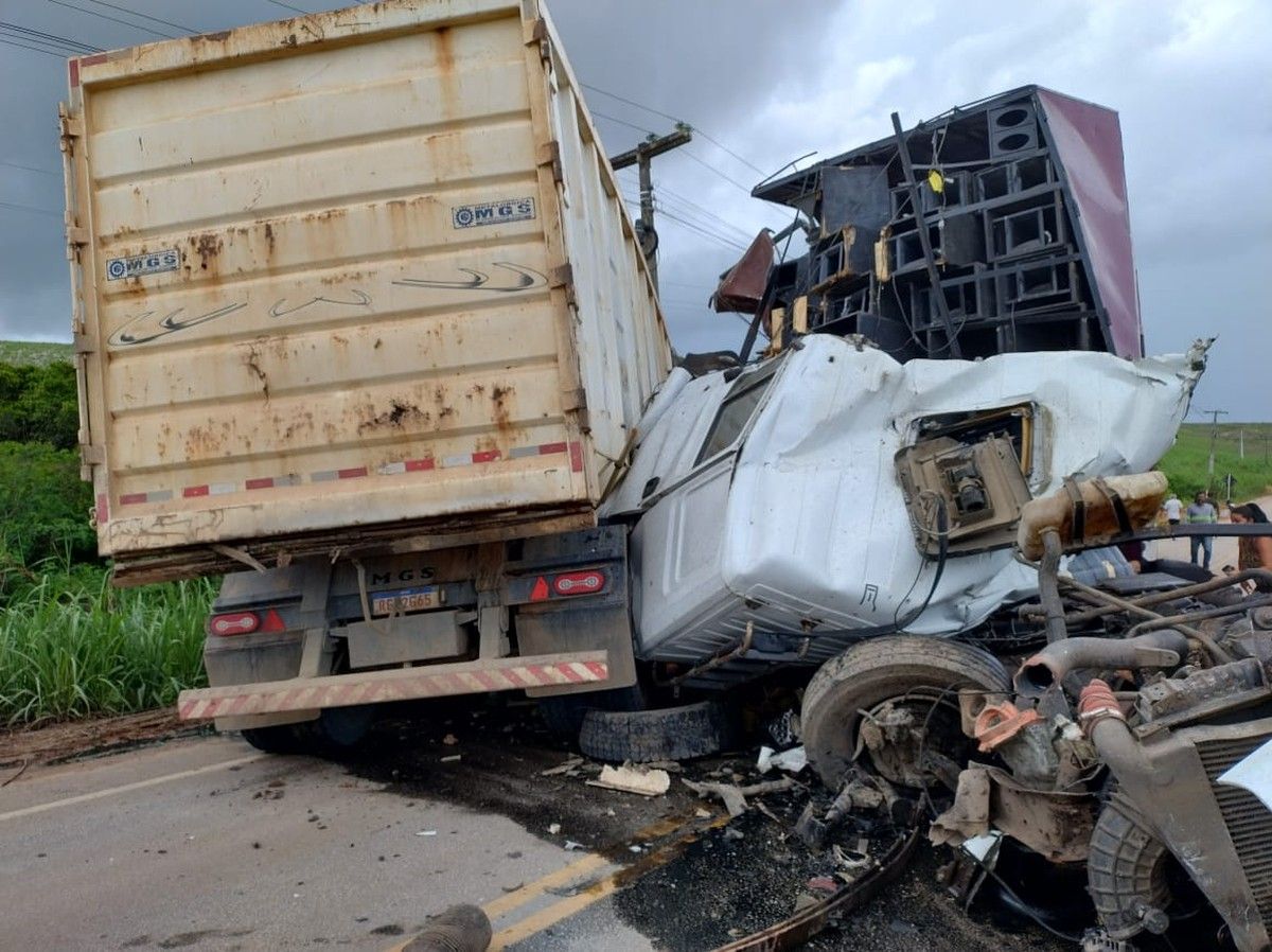 Colisão entre caminhão e trio elétrico deixa uma pessoa morta e dois feridos em rodovia
