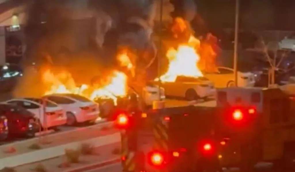Concessionárias da Tesla são alvos de vandalismo nos EUA; veja o vídeo