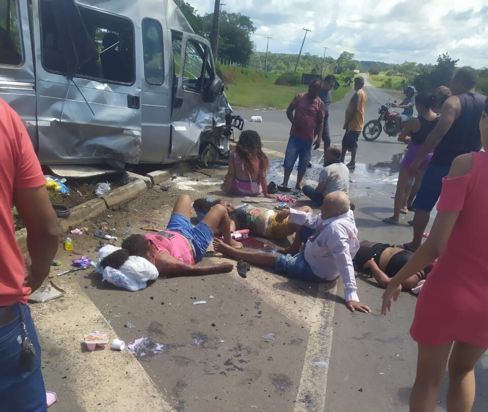 Acidente entre van e caminhonete deixa vários feridos na BR-226 entre Caxias e Matões