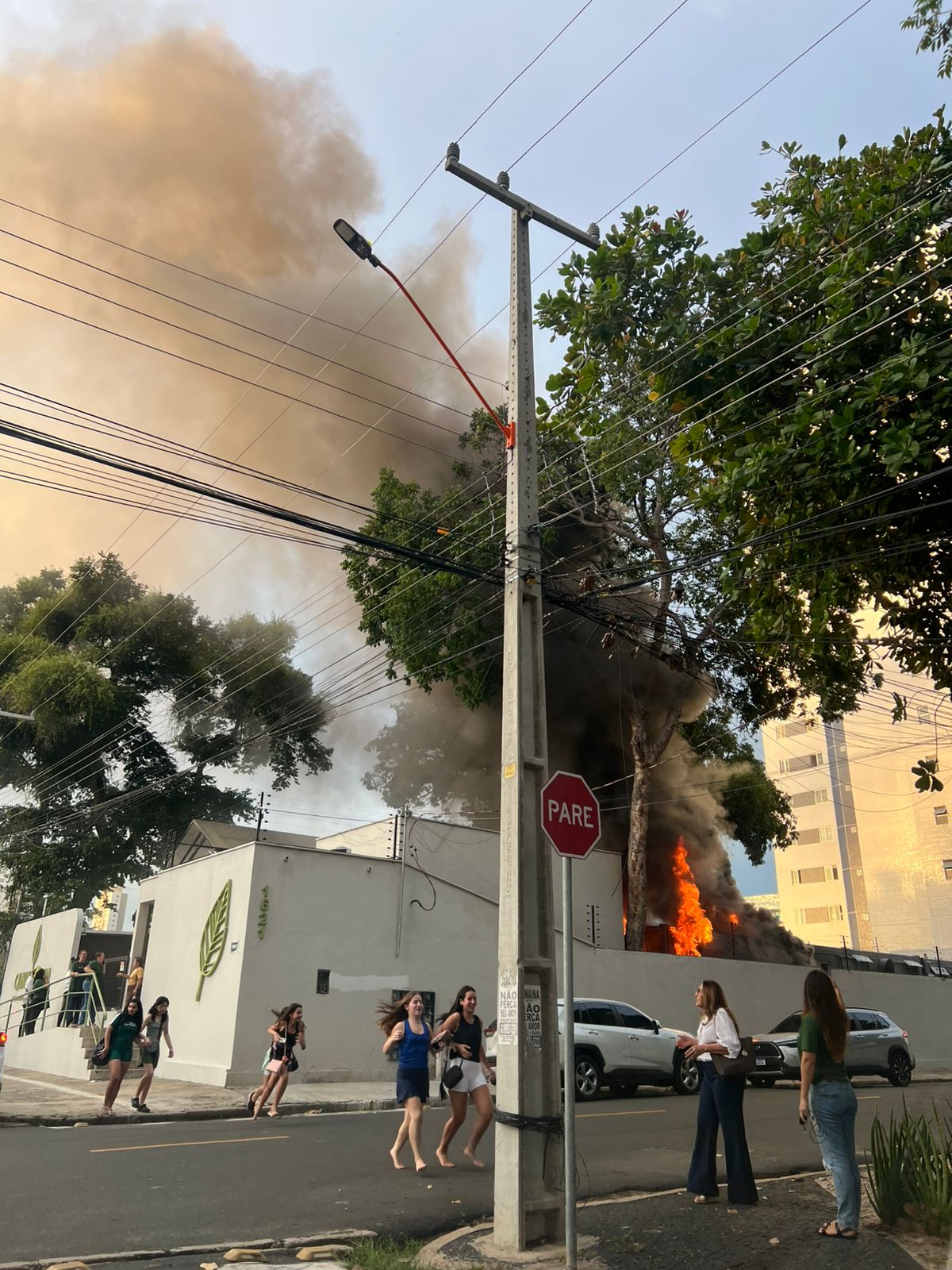 Incêndio de grandes proporções atinge restaurante na zona Leste de Teresina