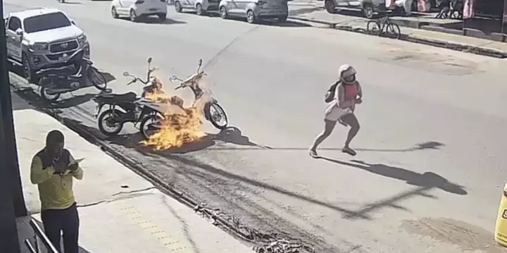 Mulher ateia fogo em moto e sai correndo no Pará