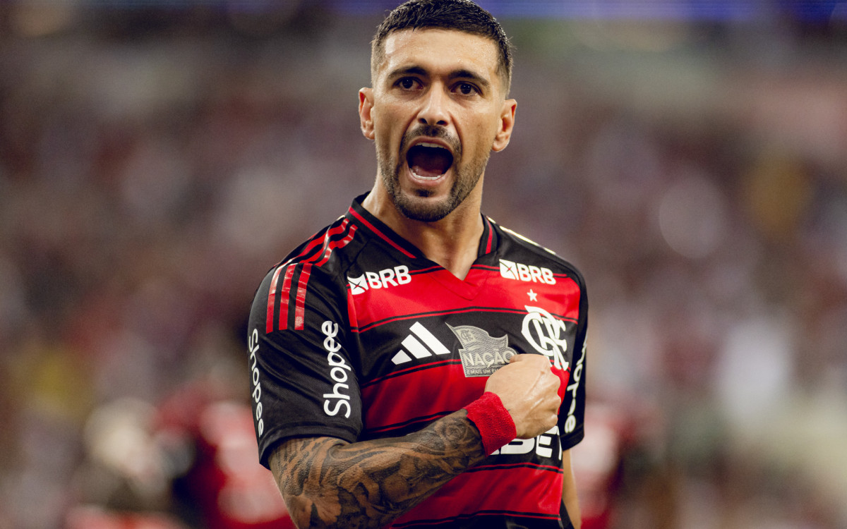 Flamengo vence o Bahia no Maracanã e dorme na liderança do Brasileirão