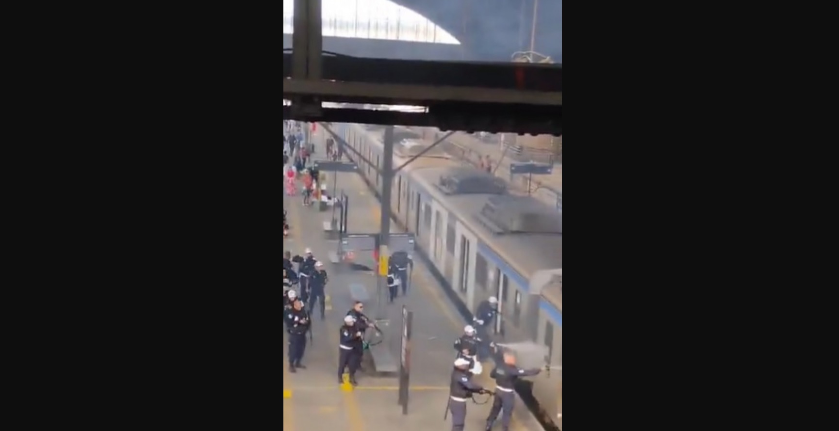 Flamenguistas lançam fogos contra PMs e botafoguenses em estação de trem 